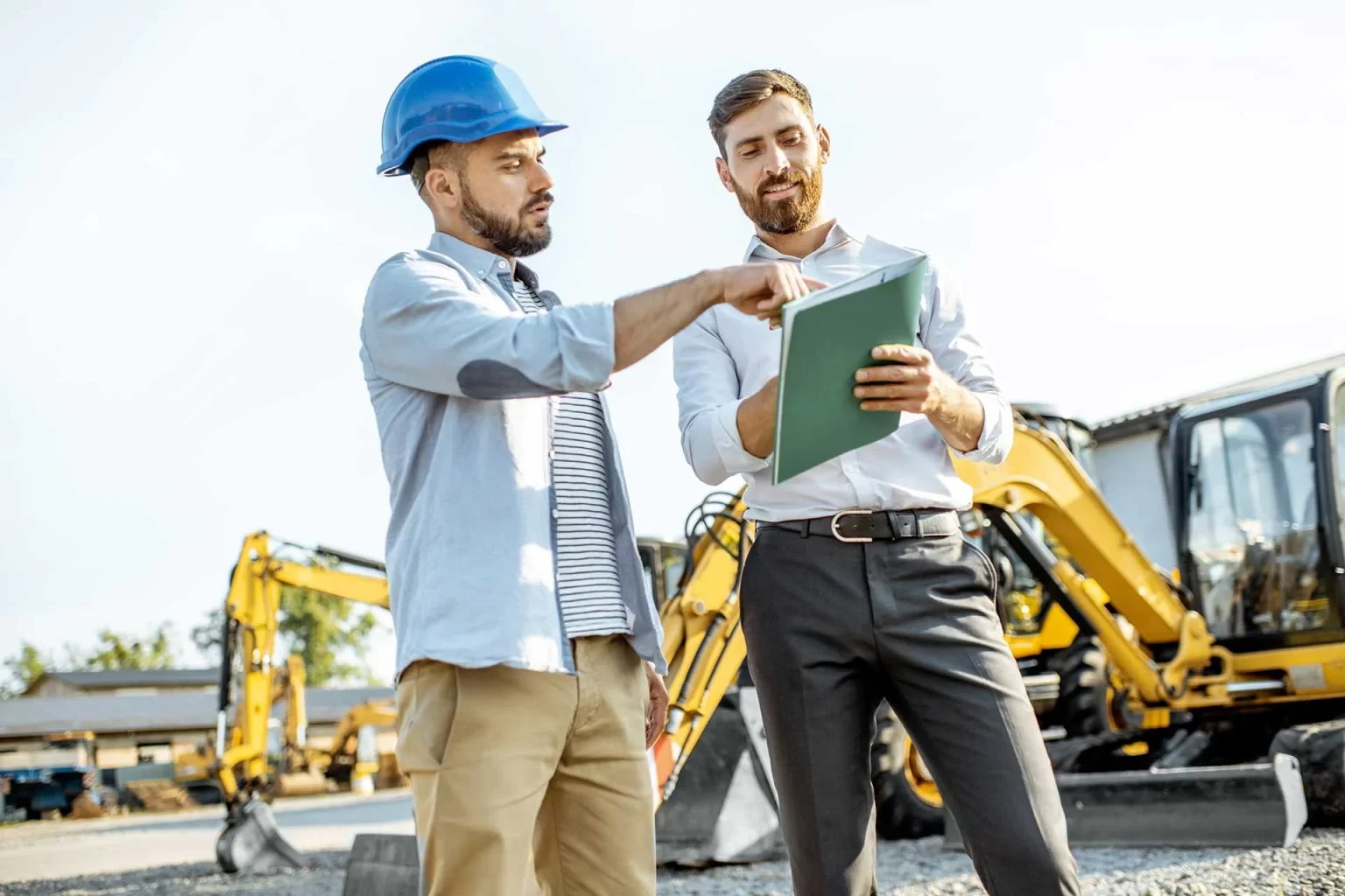 builder-with-a-sales-consultant-at-the-shop-with-h-DJCDZP4